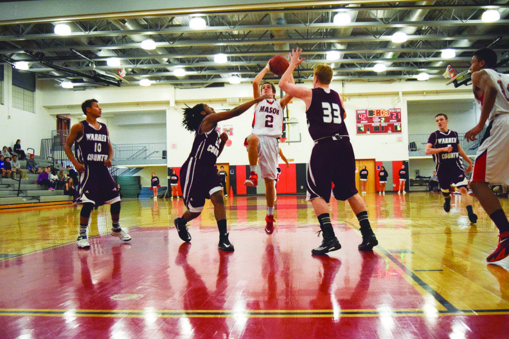 Mason junior guard thomas beddow (center) takes the ball up against Warren County during the Mustangs’ 68-35 blowout on Tuesday. (Photo: Liz Lizama/News-Press)